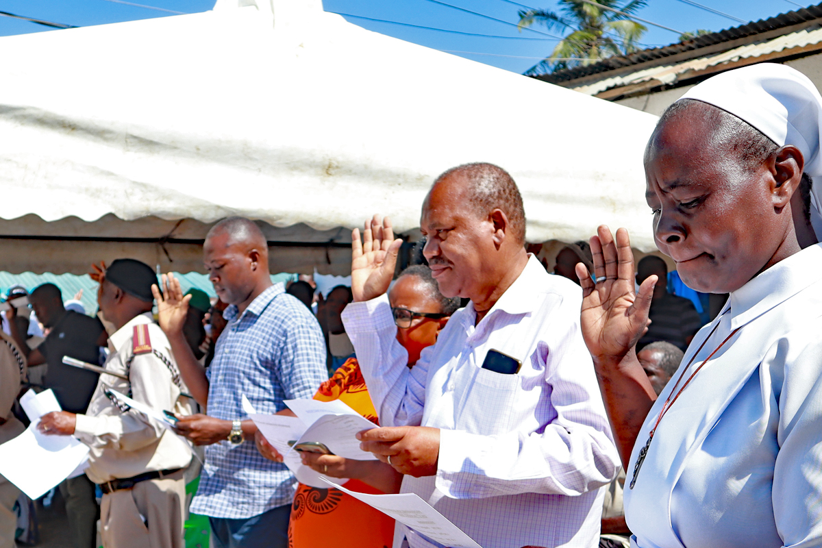 In Kisauni geben religiöse Führer*innen öffentlich ein gemeinsames Friedensgelöbnis ab.