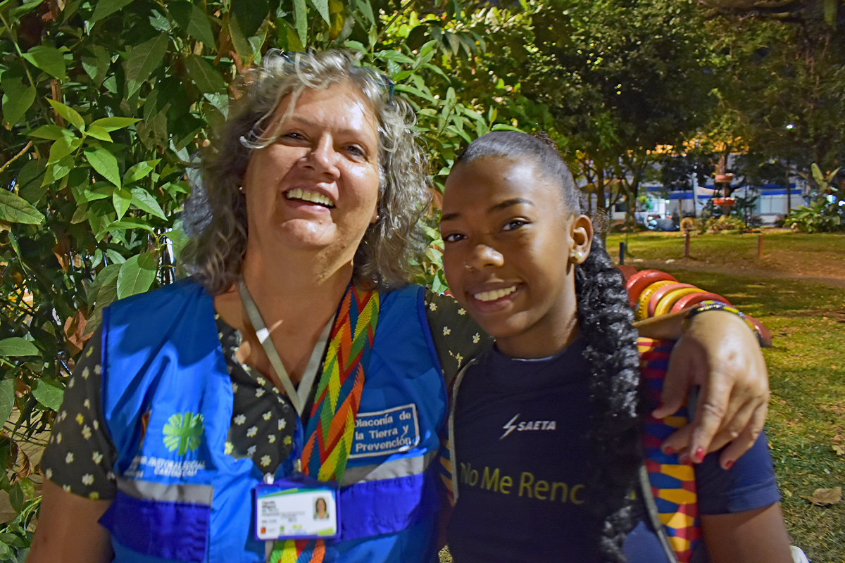 AGIAMONDO-Fachkraft Caudia Witgens mit einer Teilnehmerin der Tanzkurse