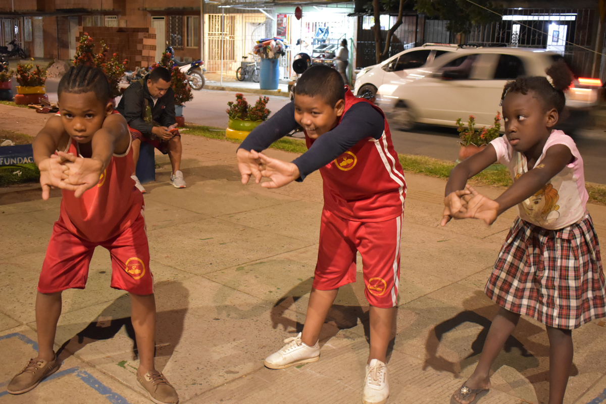 Die jungen Menschen lernen auch, wie man sich begrüßt, miteinander redet, zuhört und so einen echten Dialog zulässt, um Konflikte verbal zu lösen.