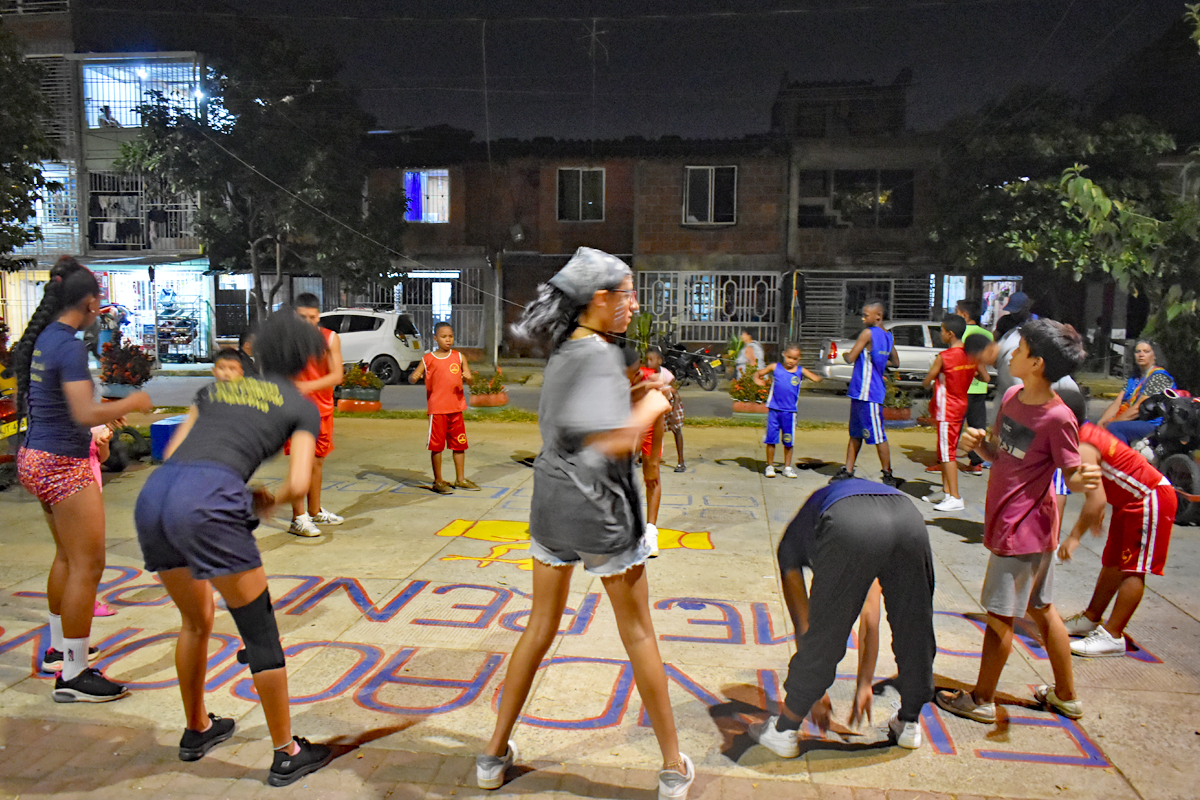 Jhon Jairo Mina, Gründer der Stiftung, und seine Kolleg*innen wollen mit dem gemeinsamen Üben Kinder und Jugendliche im Viertel Llano Verde stärken.