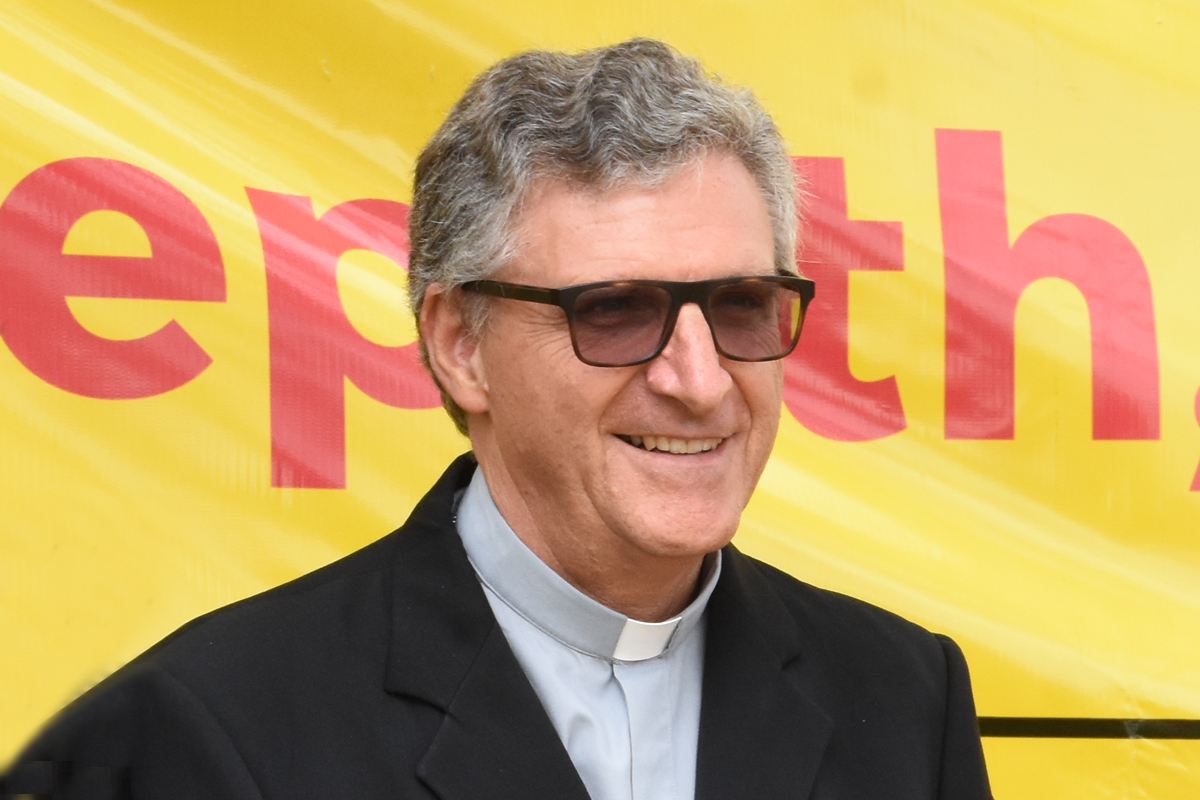 Damian Giulio Guzzetti, Bischof der Diözese Moroto, sprach auf einer Veranstaltung mit offiziellen Vertreter*innen und Mitgliedern der Tepeth.