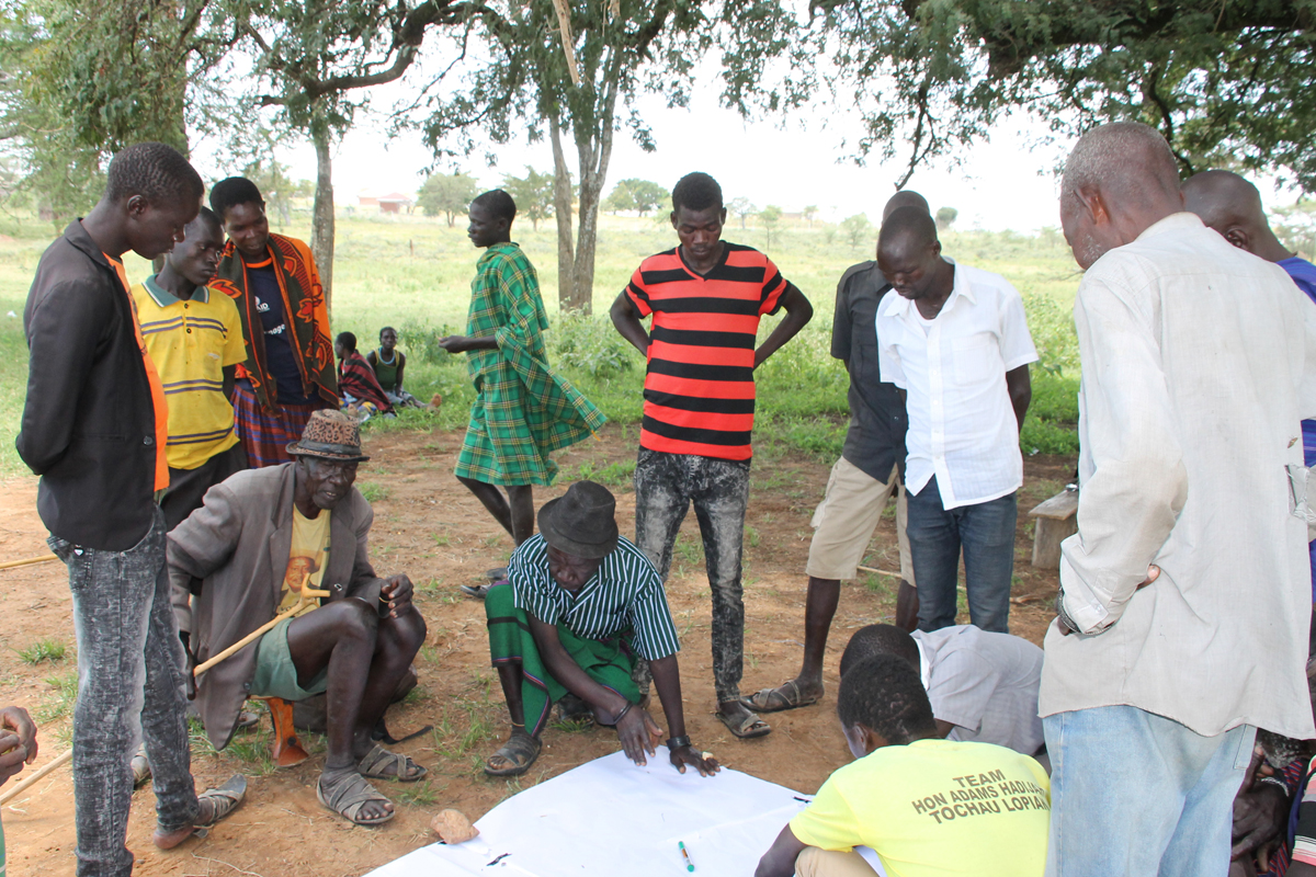 Vertreter der Ältesten kartieren zusammen mit Jugendlichen traditionelles Land.