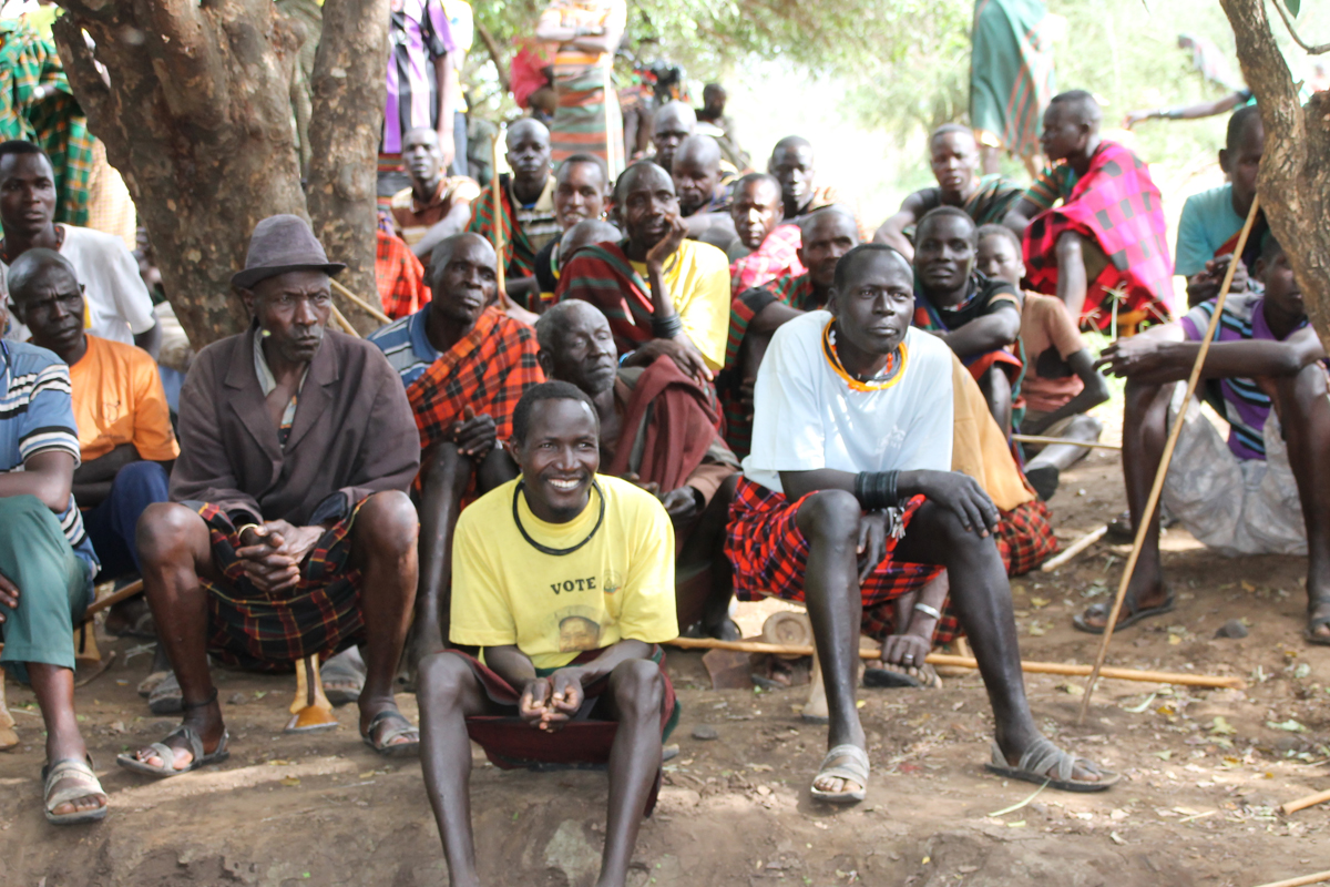 Beim Treffen in Tapac erfuhren Gemeindemitglieder der Tepeth mehr über Landfragen und kommunale Landrechte in Bergbaugebieten.