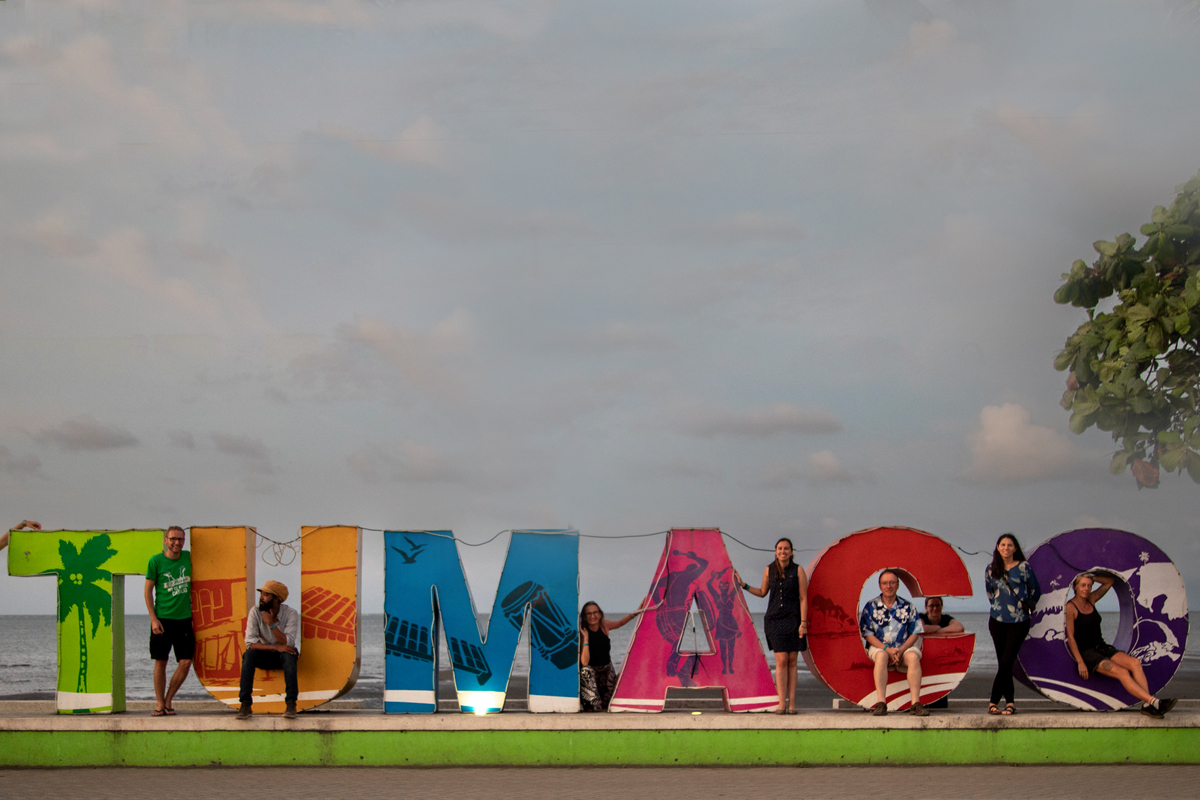 Fachkräfte vor dem Logo der Stadt Tumaco