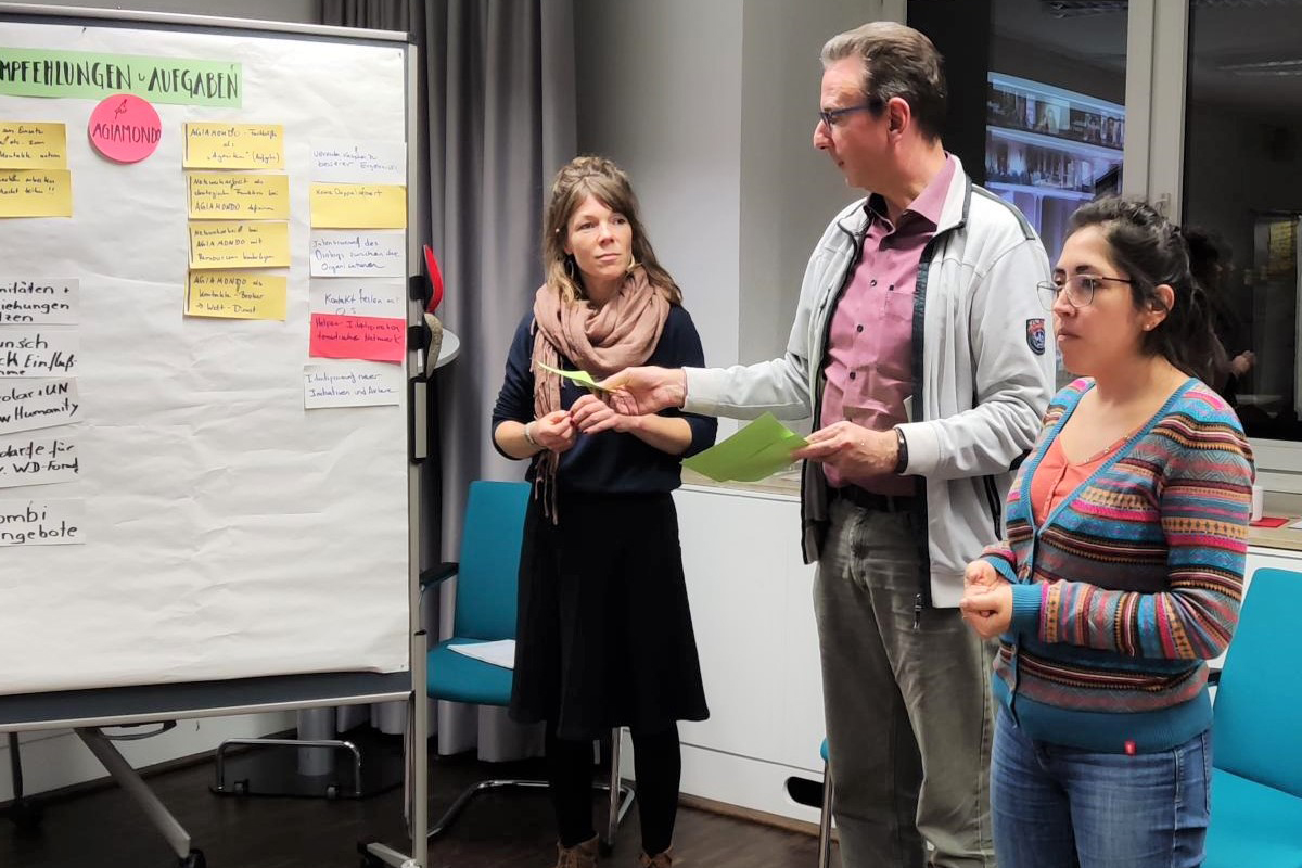 Teilnehmer*innen des Workshops sammeln Themen.