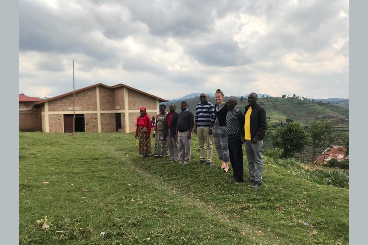 Mitarbeiter*innen der CDJP Gikongoro treffen sich mit ihren Kolleg*innen der CPJP Ruheru im Juli in Ruheru.