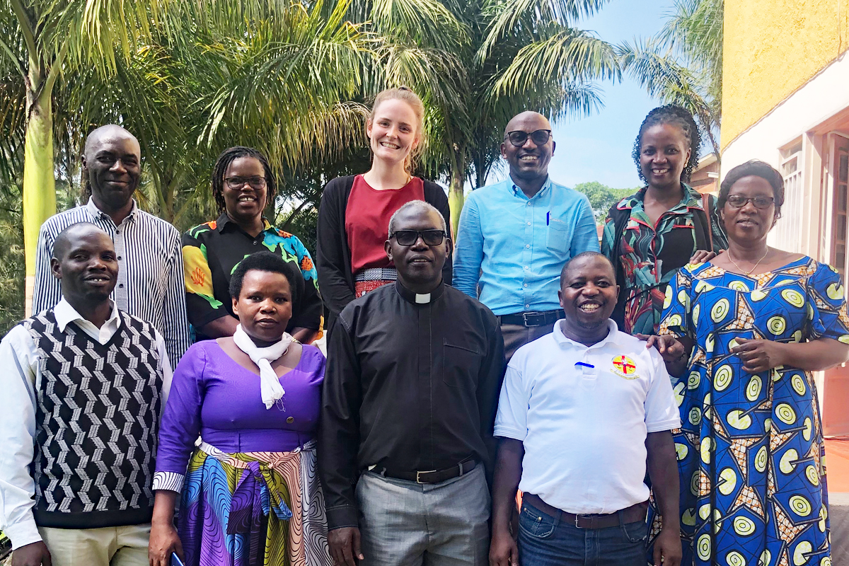 Das Team der diözesanen Friedenskommission, Commission Diocésaine Justice et Paix (CDJP) Gikongoro, in Cyangugu. In der Mitte der hinteren Reihe steht ZFD-Fachkraft Anna-Lena Bissinger.