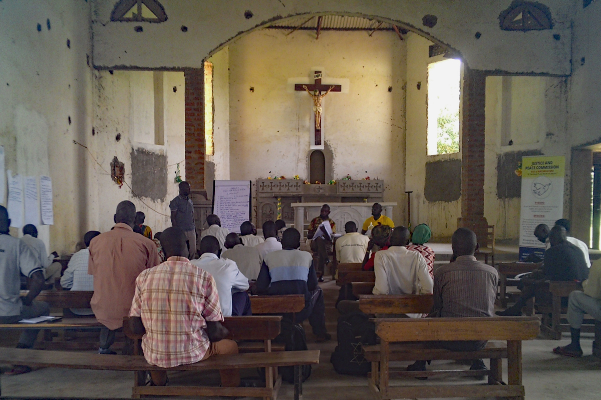Die Justice and Peace Commission nutzt vor allem Mediation, wie hier in einer Kirche, um gewaltsamen Land- und Ressourcenkonflikten vorzubeugen. Mediation ist in der Region kulturell und sozial tief verankert und wird eher als der Weg über Gerichte eingesetzt.