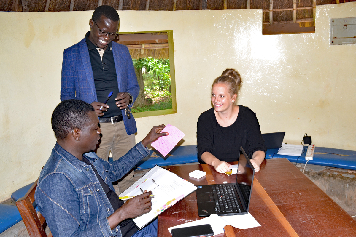 Wibke Angelike war für ein Forschungsprojekt zur Reintegration von Kindersoldatinnen nach Uganda gekommen und ist geblieben. Hier ist sie zusammen mit zwei Kollegen.