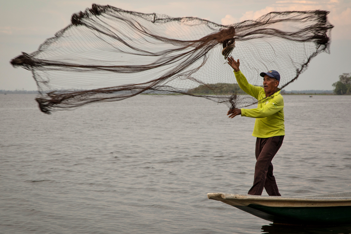 Jesus Jurado beim Fischen im Sumpfgebiet von Paredes. Die Familie lebt vom Fischfang und sorgt sich um die Folgen des Frackings für die Gewässer.