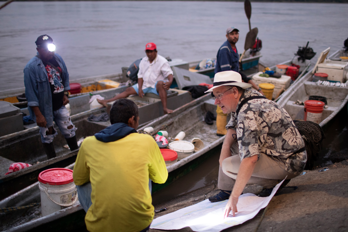 ZFD-Fachkraft Jan van der Wejist (vorne rechts) spricht mit Fischern über das Fracking-Pilotprojekt und dessen potenzielle Auswirkungen.