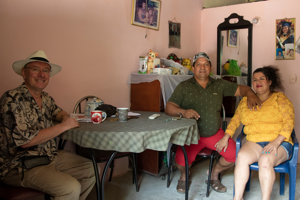 ZFD-Fachkraft Jan van der Wejist spricht mit Einwohnern des Dorfes Kilometro 8, das direkt vom Fracking-Pilotprojekt betroffen wäre.