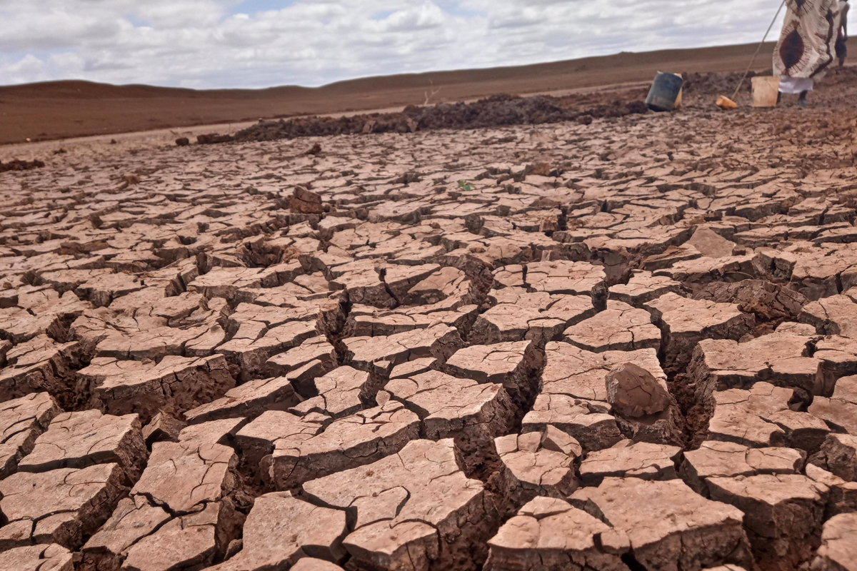 Ausgetrockneter Boden mit tiefen Rissen