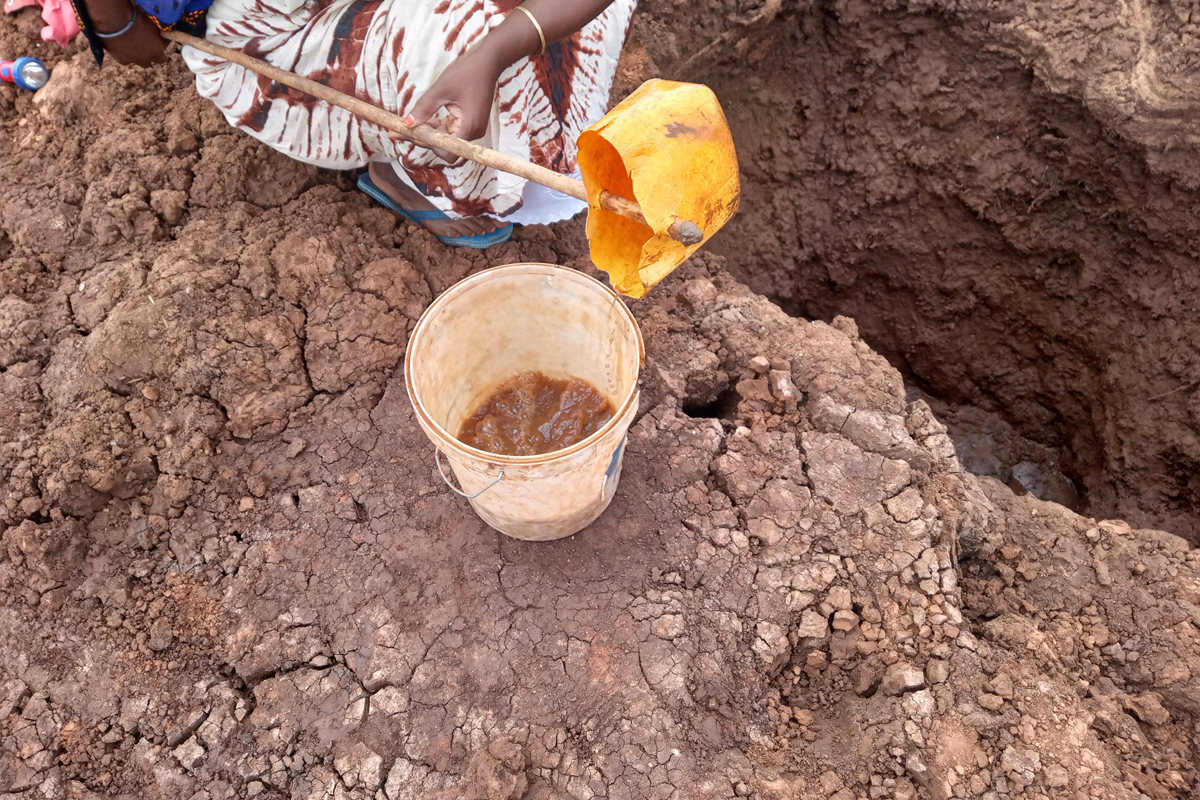 Wenn aufgrund des ausbleibenden Regens Quellen versiegen, müssen die Menschen immer tiefer graben, um Wasser zu finden.