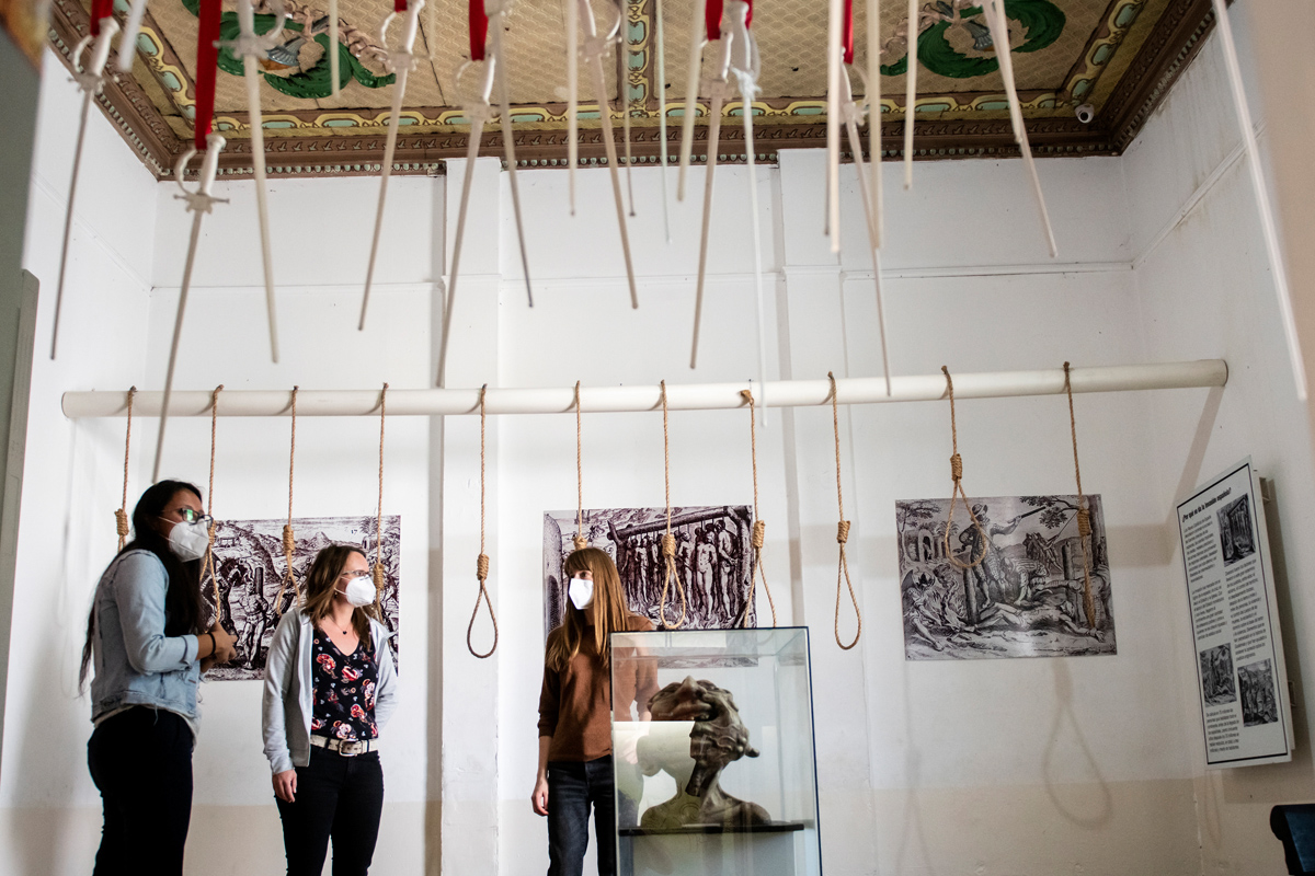 Im Casa de la Memoria in Guatemala-Stadt erarbeiten ZFD-Fachkräfte mit Kolleg*innen des Erinnerungsmuseums Konzepte und Veranstaltungen, die das Gewaltkontinuum reflektieren und Phasen des Widerstands beleuchten.