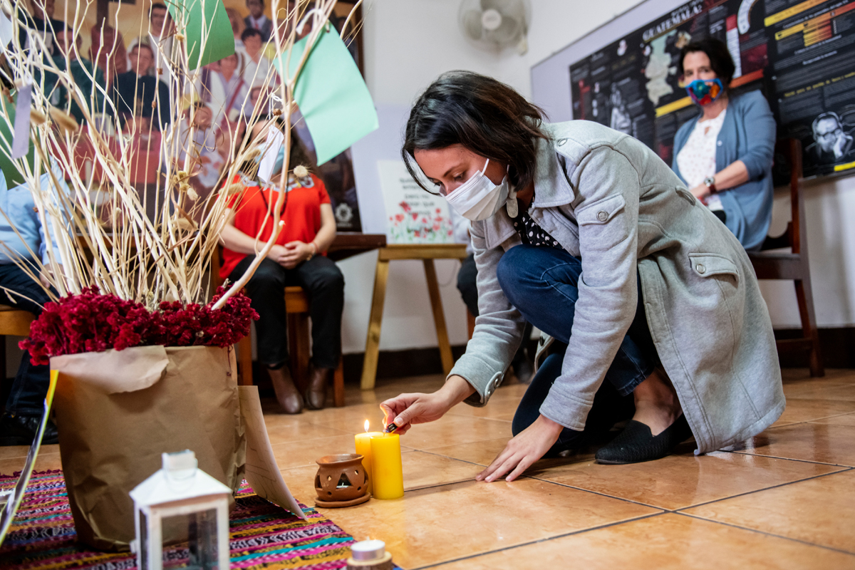 Achtsam im Team: Auch bei internen Treffen der Fachkräfte wird an die gewaltbelastete Vergangenheit erinnert und ihrer Opfer gedacht.