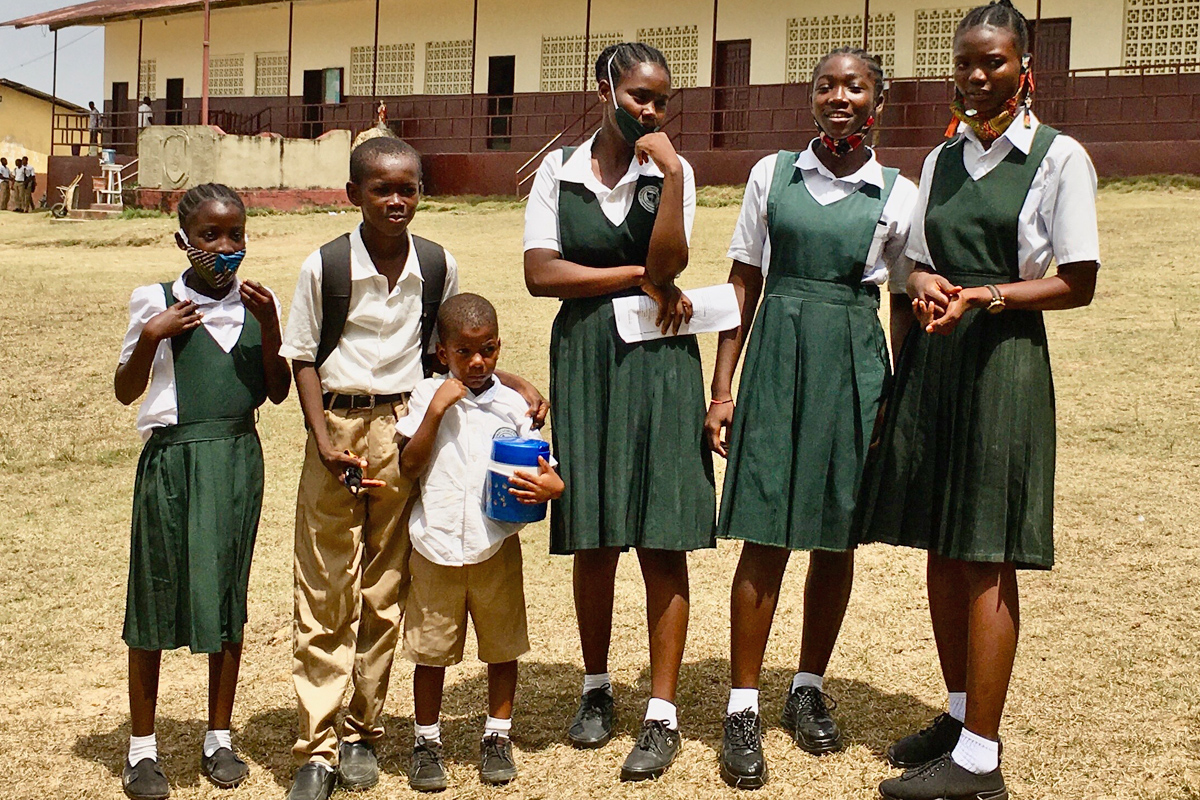 In Monrovia wachsen viele Schüler*innen in zerrütteten Familienverhältnissen auf. Um ihnen Unterstützung anzubieten, bietet das Catholic Education Center – gemeinsam  mit dem ZFD – psychosoziale Beratung an.