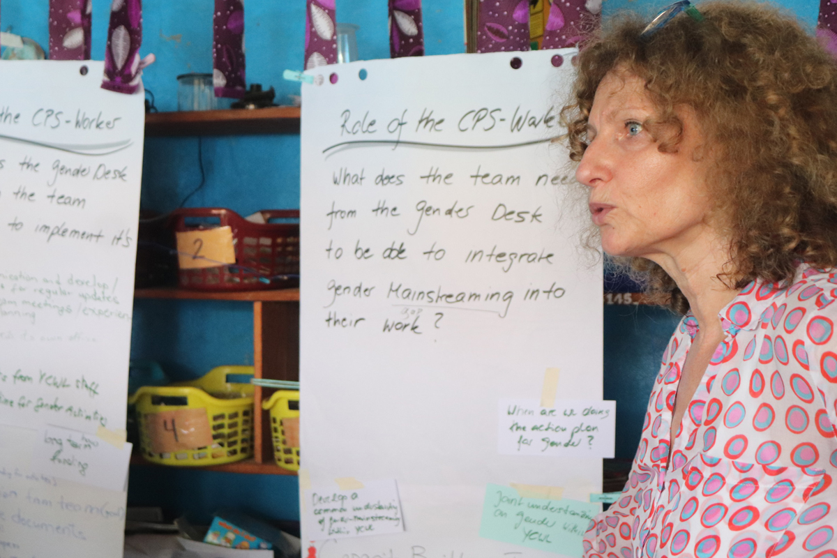 Planungsworkshop in Liberia: Zusammen mit den Mitarbeiter*Innen der Partner-
organisation YCWL bespricht ZFD-Koordinatorin Marion Koerbel, welche Rolle und Aufgaben die ZFD-Fachkraft übernehmen soll.