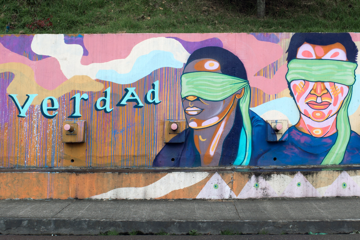 Graffititext "Wahrheit": Fast vier Jahre lang hat die Wahrheitskommission landesweite Anhörungen mit rund 30.000 Opfern und Täter*innen des Konflikts geführt.