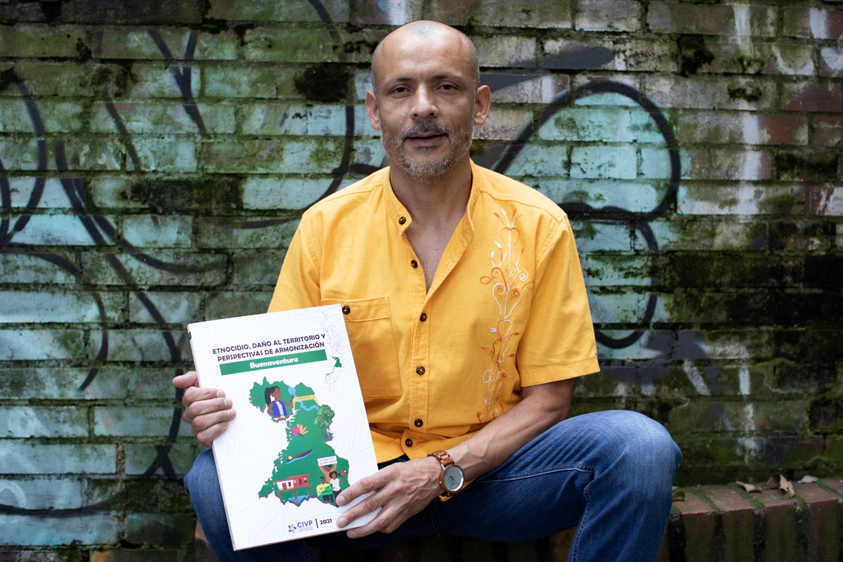 ZFD-Fachkraft Eric Bejarano arbeitet bei der interethnischen Wahrheitskommission der Pazifikregion mit. Sie stellte 2022 ihren 4000-seitigen Bericht vor und übergab diesen an die WHK.