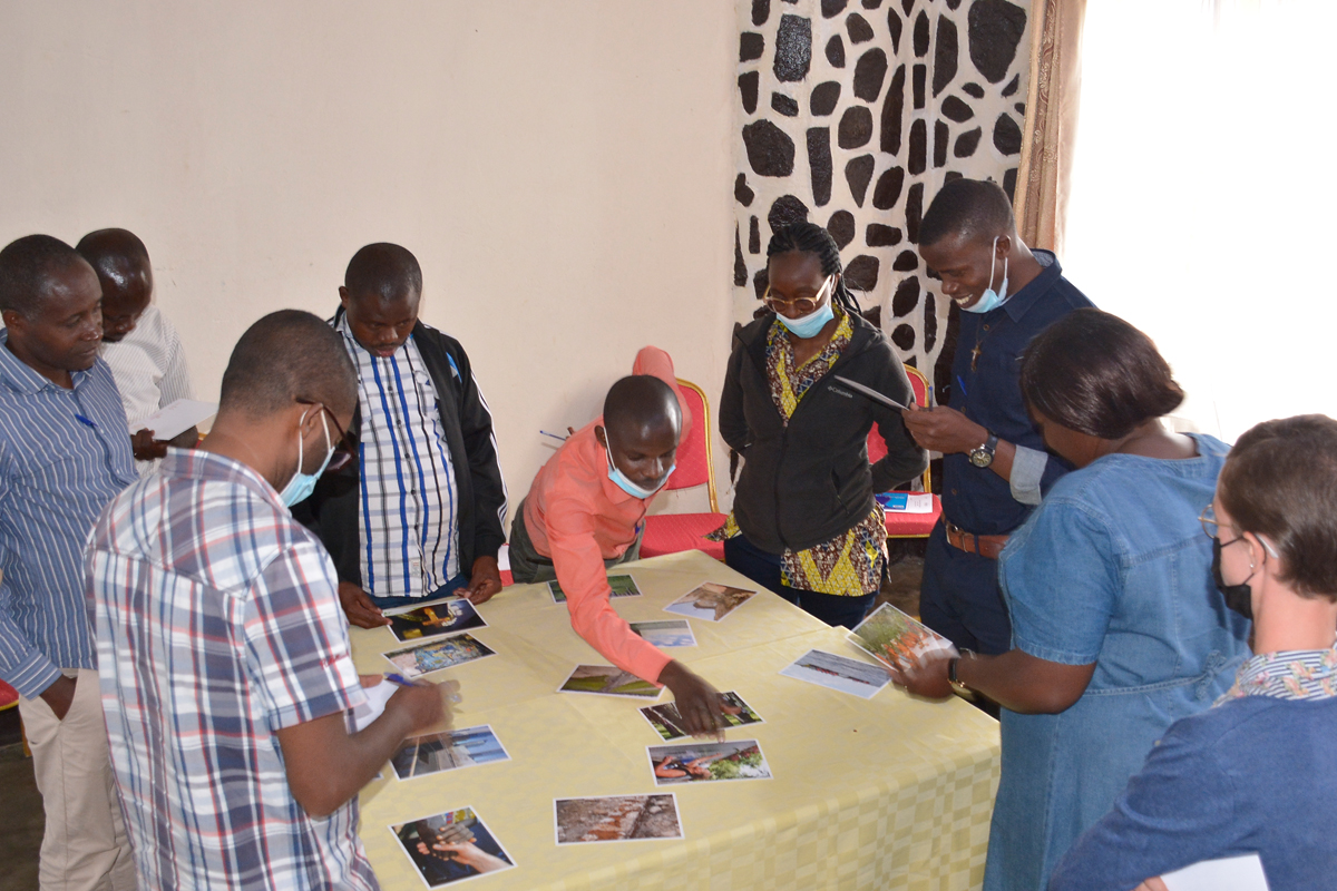 Auch die Arbeitskontexte sind von Gewalt und Traumatisierungen geprägt. Ruth Ndashimye organisiert Workshops für die Kolleg*innen zu Teambuilding, Aktivem Zuhören oder Innerer Heilung, um Vertrauen und Resilienz zu fördern.