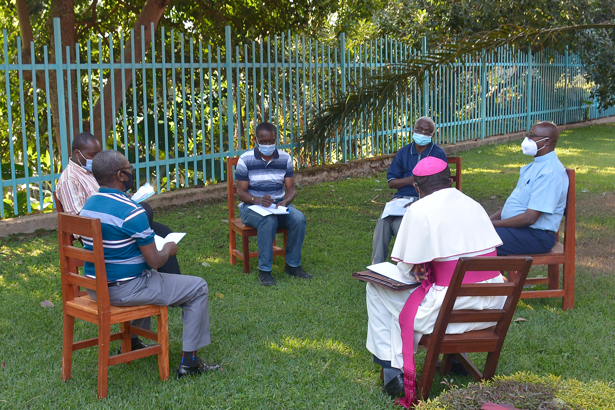 Priester, die als Seelsorger ihre Gemeindemitglieder begleitet haben, können jetzt in Workshops ihre eigenen belastenden Erfahrungen reflektieren. Ihr Engagement ist für den Versöhnungsprozess des Landes sehr wichtig.