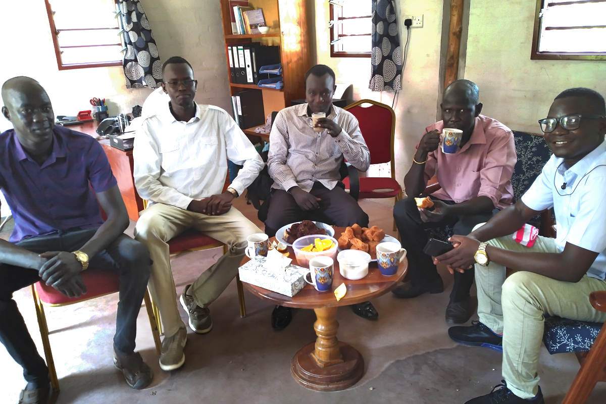 Angebote, wie ein Arbeitsfrühstück im Team, sind ZFD-Fachkraft Eva Kästler wichtig, um Vertrauen aufzubauen und die psychosozialen Angebote gemeinsam weiterzuentwickeln.