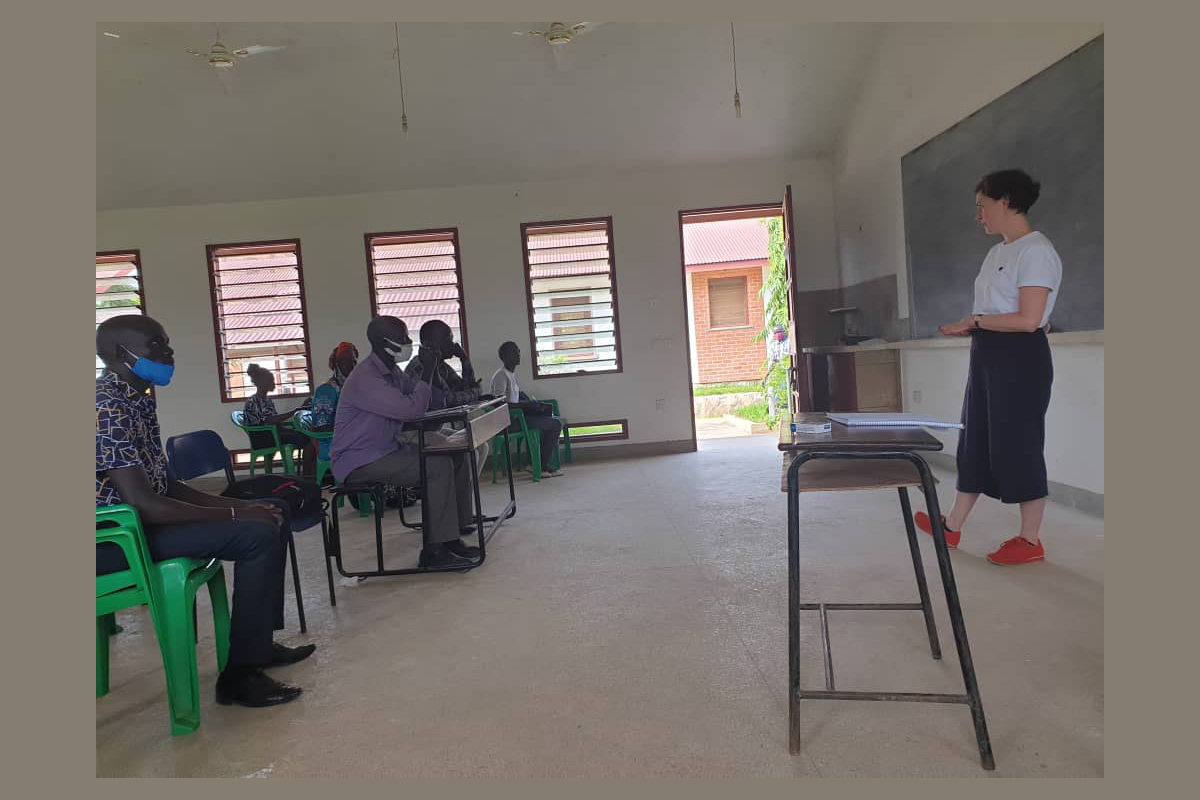 Eva Kästle (rechts) während einer Vorlesung mit Student*innen, die ein Bachelorstudium in Friedensforschung am Institut für Friedensarbeit der Katholischen Universität in Juba absolvieren.