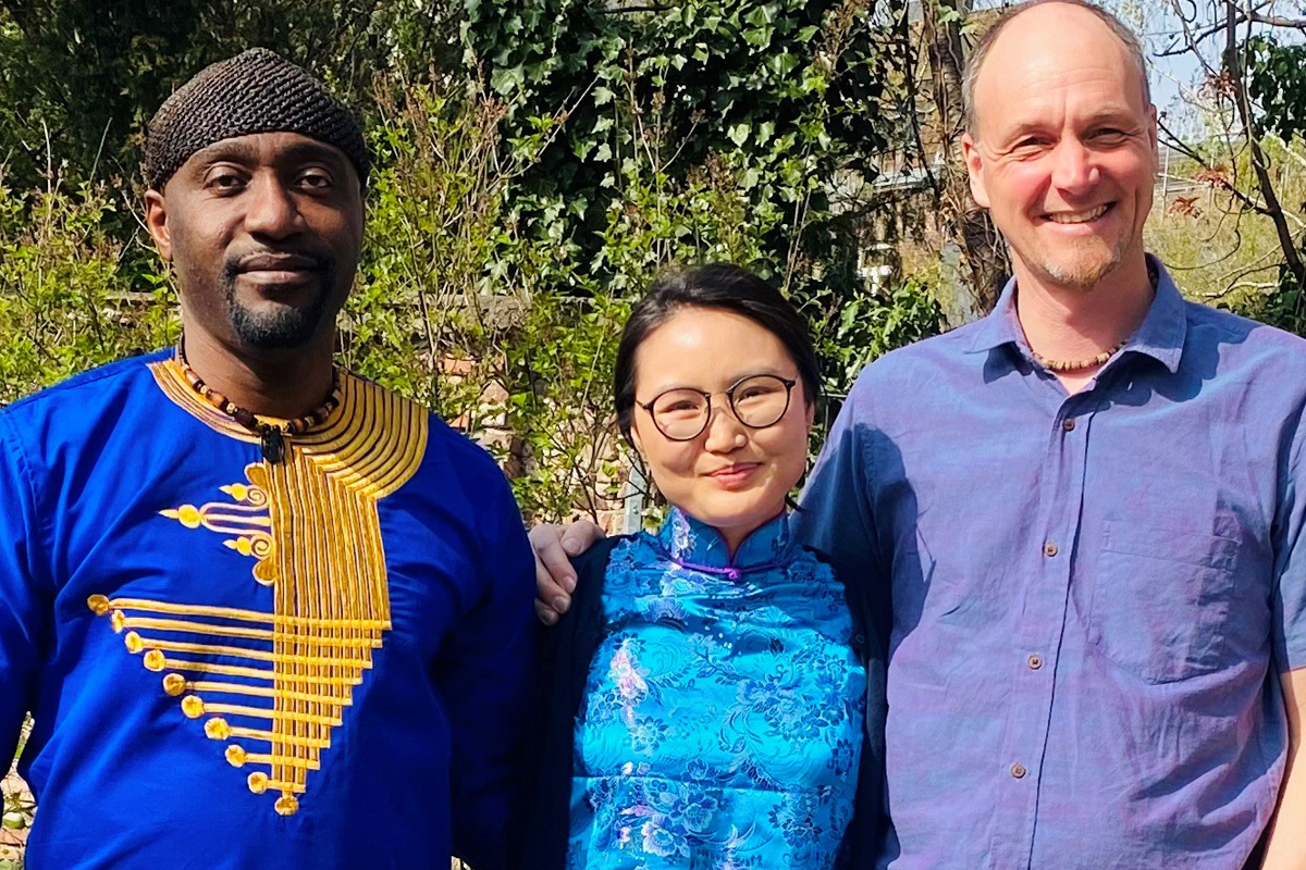 Das interdisziplinäre Trainer*innen-Team (v. l. n. rechts): Lawrence Oduro-Sarpong, Zeegi Batsukh und Max Engl – sorgte beim Workshop von AGIAMONDO für vielfältigen Input und spannende Impulse.