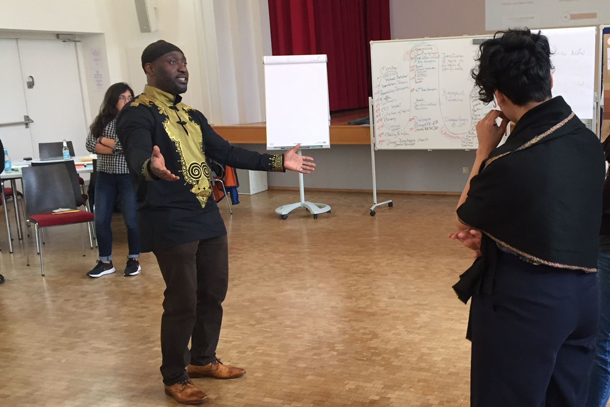 Auch Rollenspiele mit Trainer Lawrence Oduro-Sarpong (Mitte) gehörten dazu.