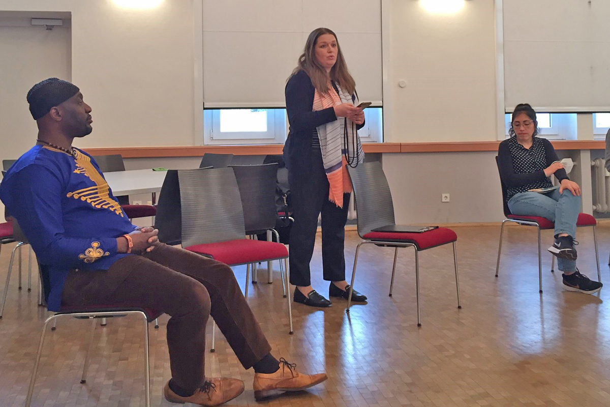 Eine Teilnehmerin schildert ihre Sichtweise, Trainer Lawrence Oduro-Sarpong (links) hört ihr zu.