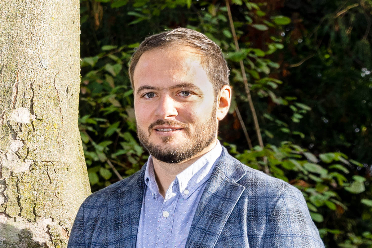 ZFD-Referent Florian Schöpperle arbeitet im Team Ziviler Friedensdienst in der AGIAMONDO-Geschäftsstelle in Köln. Als konkrete Beispiele für Friedenspädagogik nennt er Hochschulen, die Studiengänge zu Friedensförderung anbieten oder Friedenstheaterprojekte, die einen konstruktiven Austausch anregen.