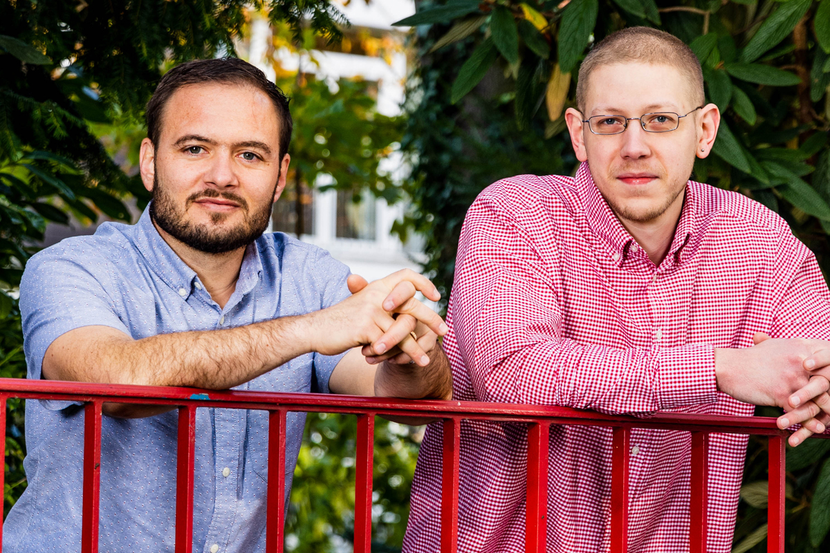Die Trainee-Stelle, die Jakob Königshof (rechts) inne hat, wurde innerhalb des ZFD von AGIAMONDO geschaffen. In diesem Rahmen sei eine Auseinandersetzung mit der eigenen friedenspädagogischen Arbeit gut möglich, berichtet ZFD-Referent Florian Schöpperle (links).