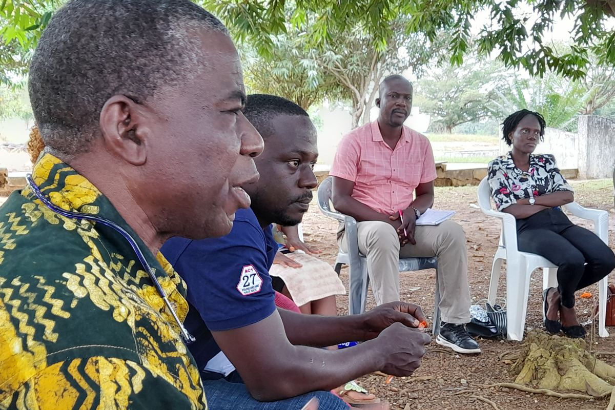 Dr. Debey Sayndee, der Direktor des Kofi Annan Institutes for Conflict Transformation (links), ist bei einer Schulung zum Projekt "Hope for a Better Future" für Jugendliche dabei.