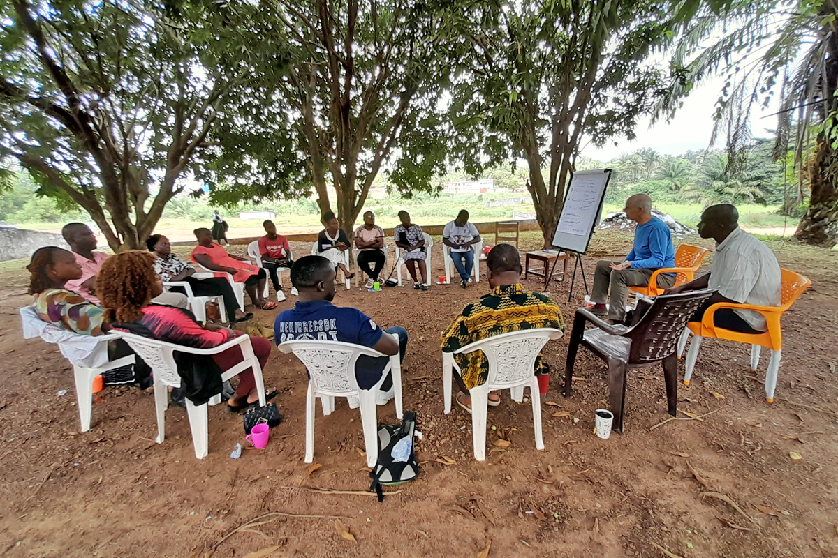 Mit Schulungen für Menschen aus allen sozialen Schichten begleitet das KAICT die Umsetzung des Projekts "Hope for a Better Future", das Jugendliche in ihrer Widerstandskraft und im Umgang mit den Erfahrungen der Vergangenheit stärken soll.