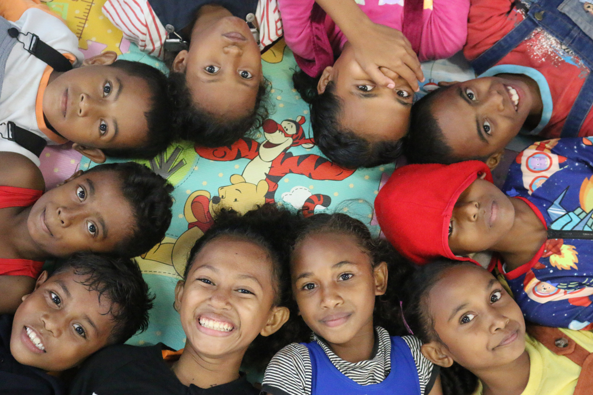 Wie werden Kinder in Timor Leste leben? Viele Familien fragen sich, ob es gute Bildungschancen und friedliche Perspektiven für ihren Nachwuchs im Land geben wird.