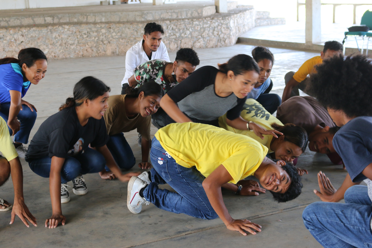 Einblick in eines der Trainings mit Kolleg*innen, bei denen es inhaltlich um Themen wie Kinderarbeit, Gewalt gegen Frauen, Schulabstinenz oder die Praxis der Brautpreisverhandlung geht.
