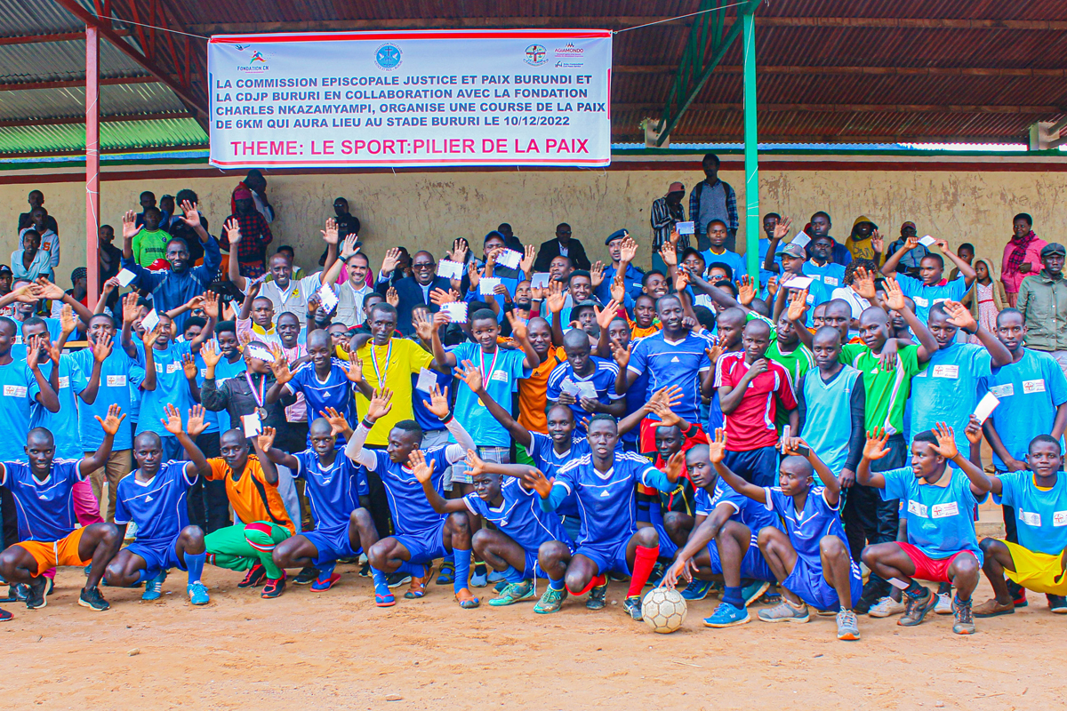 Rund 150 Jugendliche, Kinder und Erwachsene kamen am 10. Dezember in Bururi im Süden Burundis zu einem Friedenslauf zusammen, um sich gemeinsam für mehr Verständigung und Gewaltfreiheit einzusetzen.