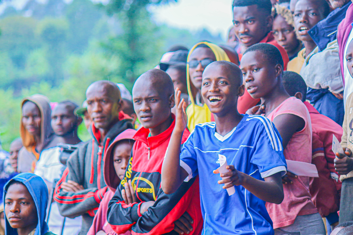 Jubelrufe, Pfiffe und Klatschen für die Sportler*innen der sechs Kilometer langen Strecke. Die jungen Zuschauer*innen sind enthusiastisch dabei.