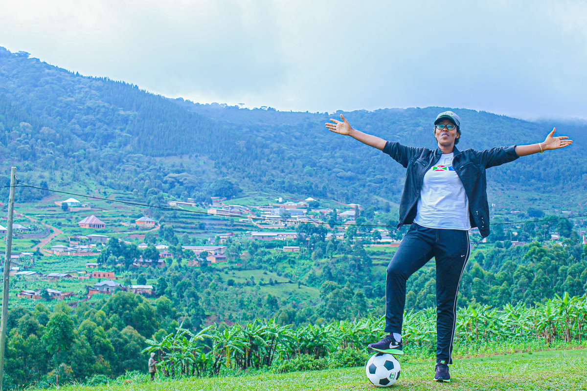 Die Landschaft Burundis ist geprägt von sanften grünen Hügeln, auf denen Tee- und Kaffeesträucher wachsen. Das ostafrikanische Land liegt östlich des Tanganjikasees.