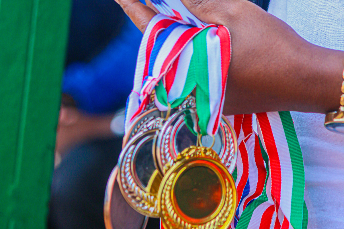 Medaillen für alle siegreichen Sportler*innen