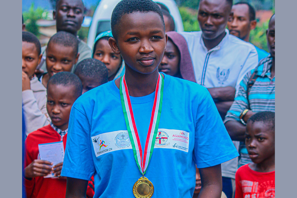 Die junge Frau ist Siegerin des Friedenslaufes.