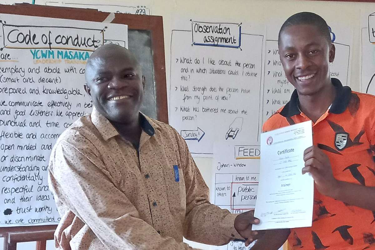 Die CWM der Diözese Masaka stärkt die Teilhabe der Jugendlichen in der Gemeinde mit Trainings, die jungen Menschen Methoden und Kompetenzen zur Umsetzung eigener Ideen vermitteln. Mbaziira Gonzaga, Vorsitzender der CWM, überreicht Jugendvorstand Kibuye Charles (von rechts) das Seminar-Zertifikat im Oktober 2022 in Butende.