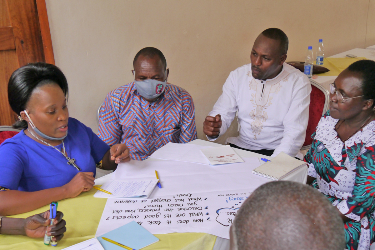 Bei einem ersten Strategietreffen im Mai 2021 in Kampala tauschten sich Mitglieder der CWM Uganda darüber aus, wie sie ihre Arbeit künftig wirkungsorientierter im Hinblick die Ziele gestalten können.