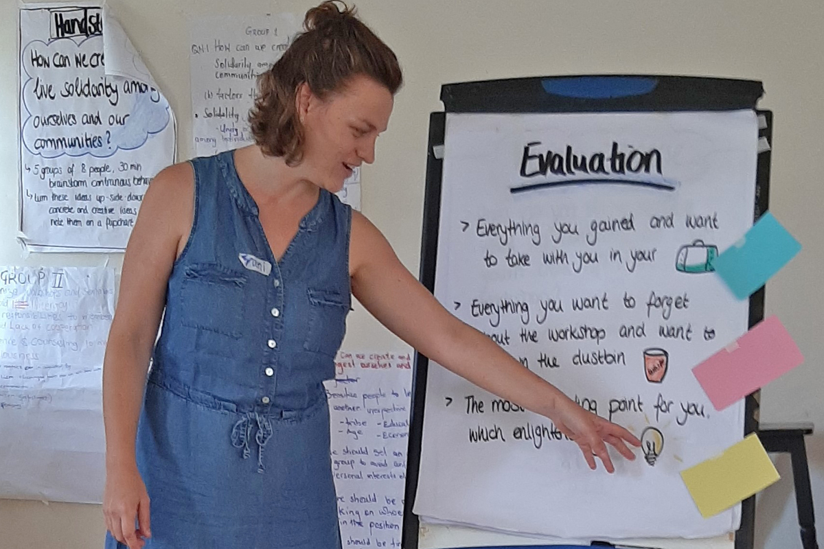 Franziska Weisshar unterstützt die CWM als Pädagogin und interkulturelle Trainerin in der Jugendarbeit. Für die Jugendlichen entwickelt sie Leadership-Trainings, um sie als wichtige Akteure in der Gesellschaft zu fördern. Die Evaluation der Seminare, wie hier auf Nationalebene im Mai 2022 in Kampala, ist ein wichtiger Teil des Prozesses.