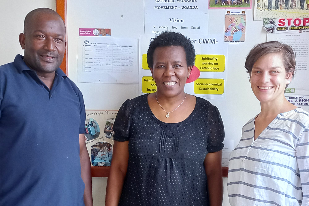 Ein regelmäßiger Austausch ist wichtig, um erfolgreich zu Wirkungsorientierung arbeiten zu können. Mmuyanda Sande, Nationalsekretär für die Jugendarbeit der CWM, Nakuraija Janet, Nationaladministratorin, und Franziska Weisshar (von links) besprechen aktuelle Entwicklungen.