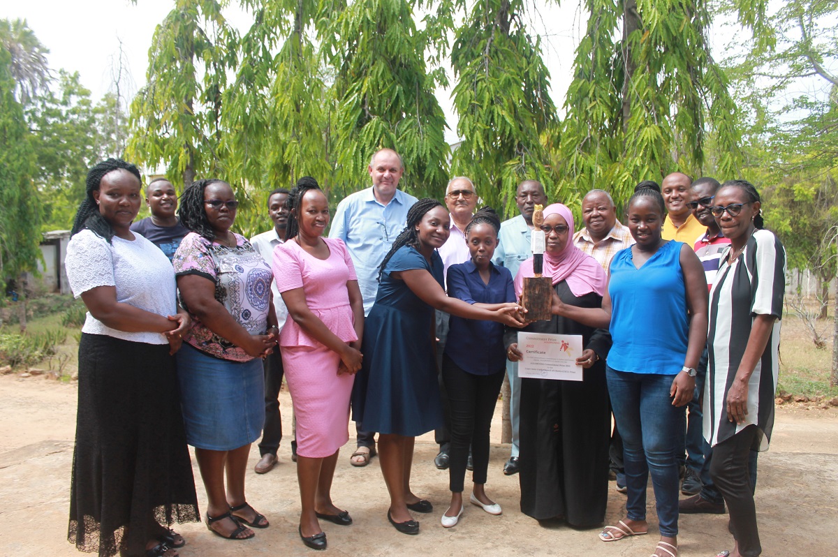 Übergabe der Königsskulptur an die Mitarbeitenden des CICC in Mombasa.