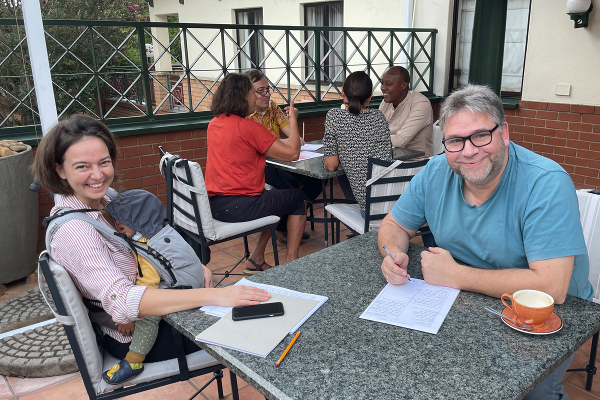 Vorne sitzen Julia Krojer, DVS-Leiterin in Nigeria, mit Tochter und Michael Detscher, der Leiter des Teams Personalvermittlung im Auftrag von AGIAMONDO.