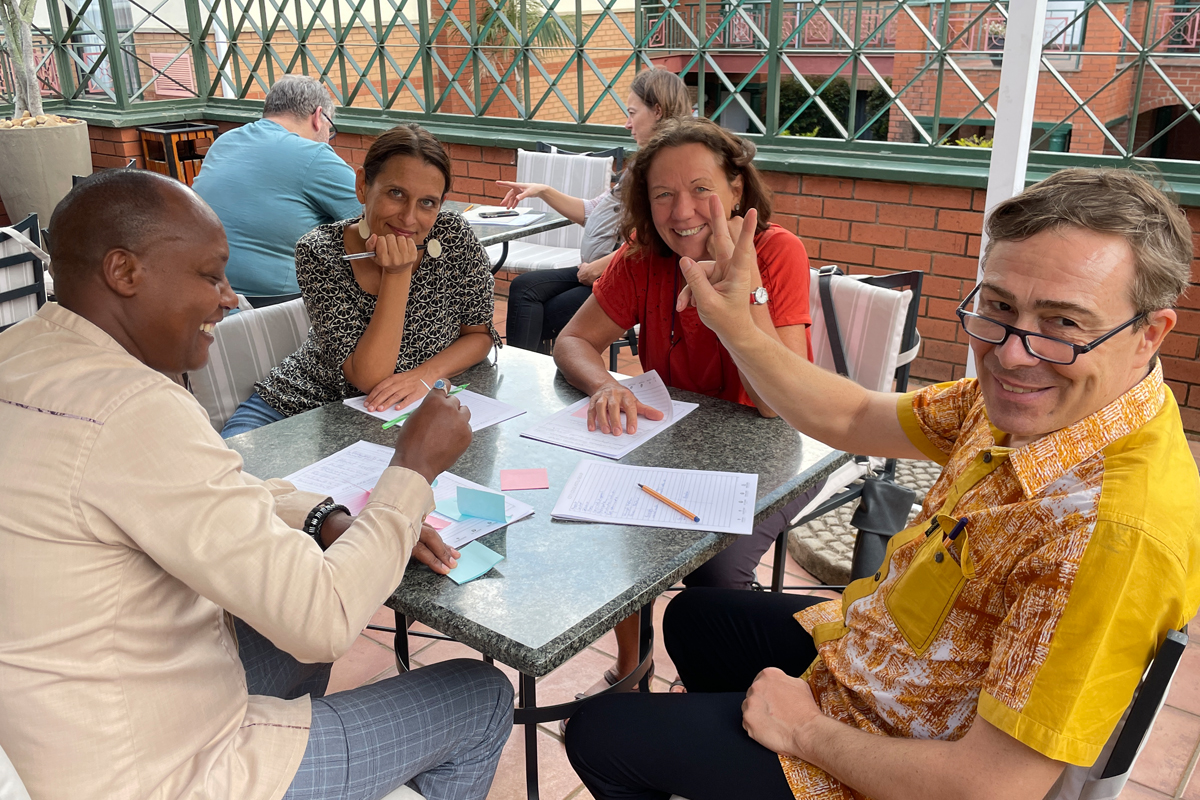 Gruppenarbeit und Übung zum Thema "Kolonialismus". Es ging um Fragen wie: Welche Bezeichnungen kommen Dir in den Sinn – Gewalt, Unterdrückung, Rassismus, Dehumanisierung? Und welche Gegenbegriffe fallen dir zu diesen Worten ein – Akzeptanz, friedliches Miteinander, Toleranz, Selbstbestimmung?"