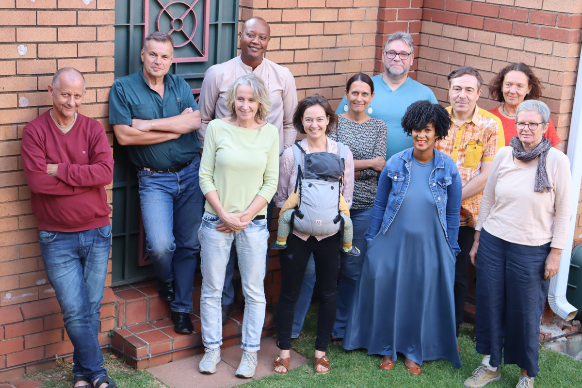 Die DVS-Leiter*innen von links: Stefan Kramer/Brasilien, Uwe Bergmeier/Südsudan, Désiré Nzisabira/Südafrika, Karin Uckrow/Nahost), Julia Krojer/Nigeria, Kamila Krygier/Kenia, Michael Detscher/AGIAMONDO, Tessa Dooms/Moderatorin, Frank Kahnert/Tschad, Cora Laes-Fettback/Fidschi und Ursula Kölbel/DR Kongo